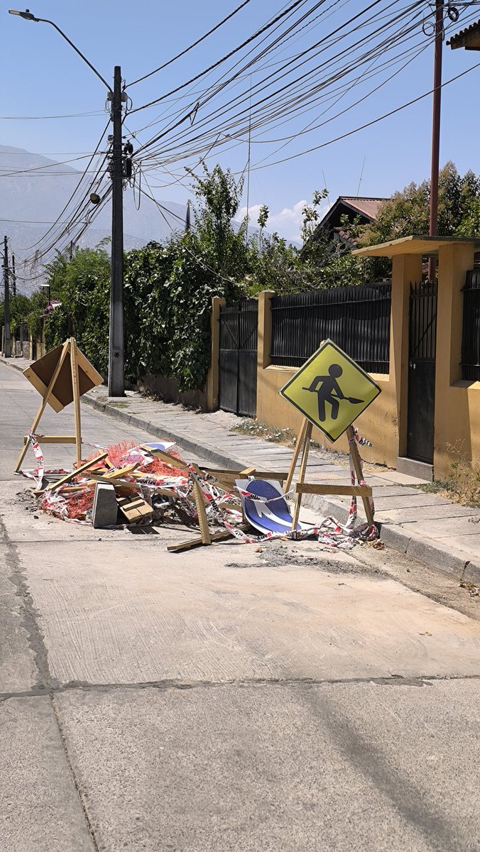 AlisteManuel's tweet photo. @aguas_andinas estos restos de un trabajo realizado por su contratista NPS llevan más de 3 semanas y aún no los retiran.
Referencia: Calle 3 La Florida. https://t.co/4i1Hvgxbkh