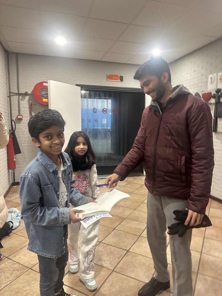 fionchetta's tweet photo. World Champion @DGukesh was the last player to leave @tatasteelchess last night and this little girl shouted ‘Gukeeeeesh, we’ve been waiting for you for hours and hours and hours!’ and Gukesh responded ‘sorry to have kept you waiting’ with a big smile. A very sweet moment. 🥹 https://t.co/bUjUjAN44B