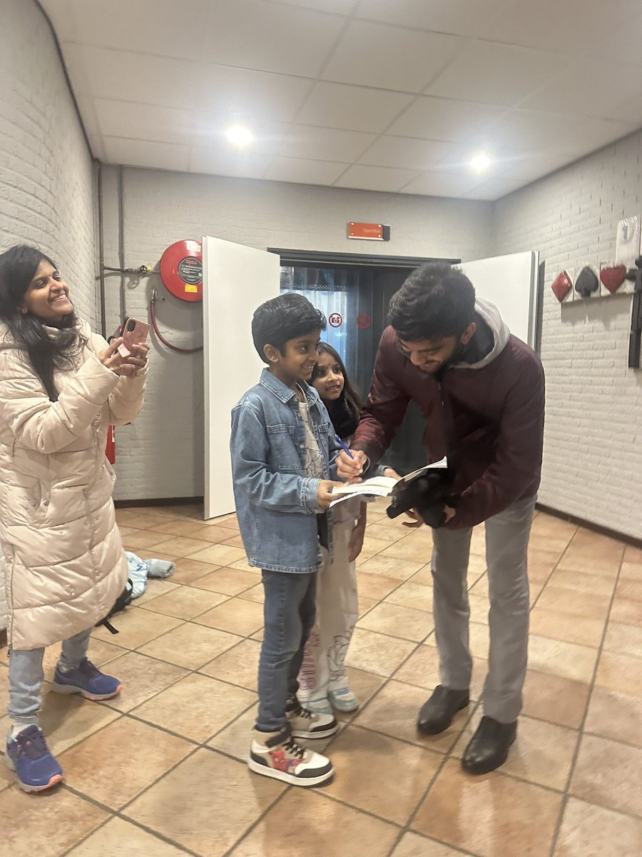 fionchetta's tweet photo. World Champion @DGukesh was the last player to leave @tatasteelchess last night and this little girl shouted ‘Gukeeeeesh, we’ve been waiting for you for hours and hours and hours!’ and Gukesh responded ‘sorry to have kept you waiting’ with a big smile. A very sweet moment. 🥹 https://t.co/bUjUjAN44B