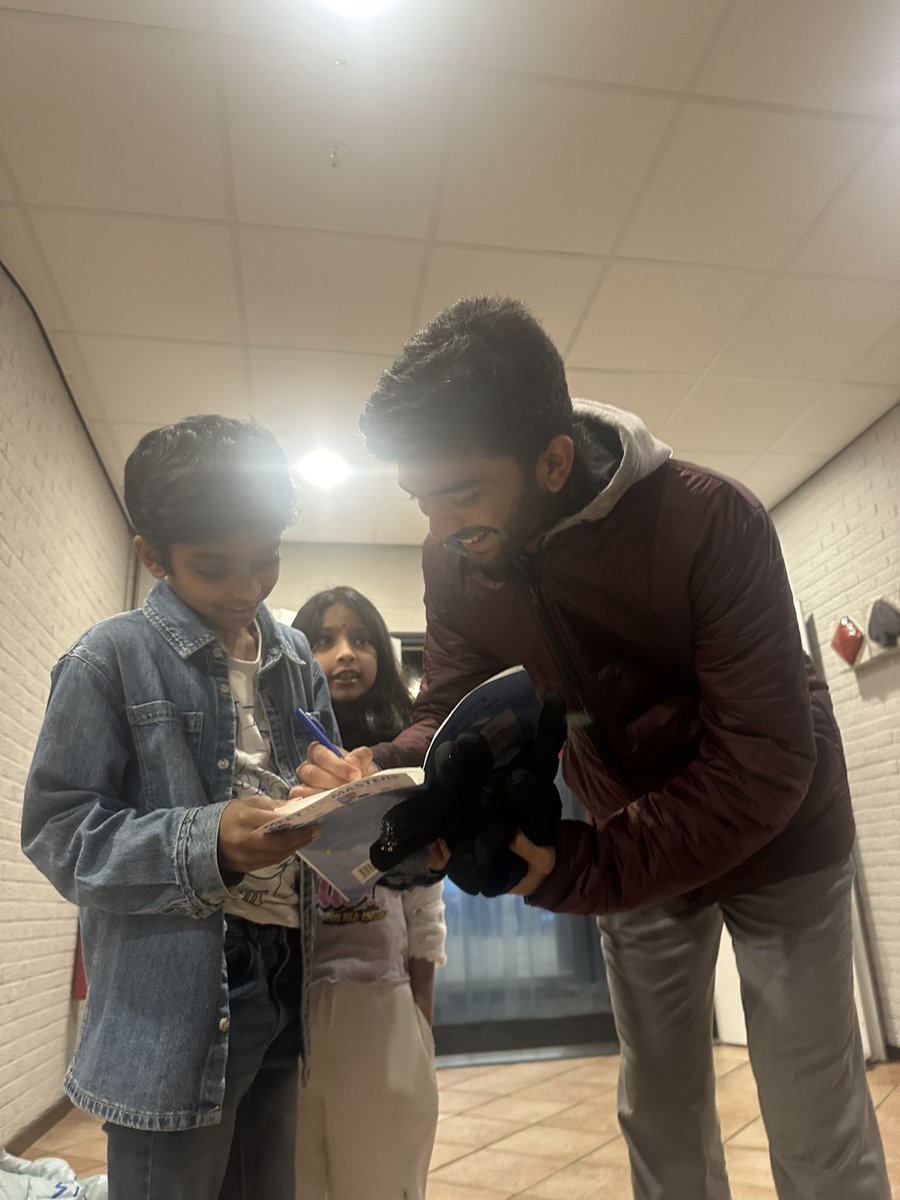 fionchetta's tweet photo. World Champion @DGukesh was the last player to leave @tatasteelchess last night and this little girl shouted ‘Gukeeeeesh, we’ve been waiting for you for hours and hours and hours!’ and Gukesh responded ‘sorry to have kept you waiting’ with a big smile. A very sweet moment. 🥹 https://t.co/bUjUjAN44B