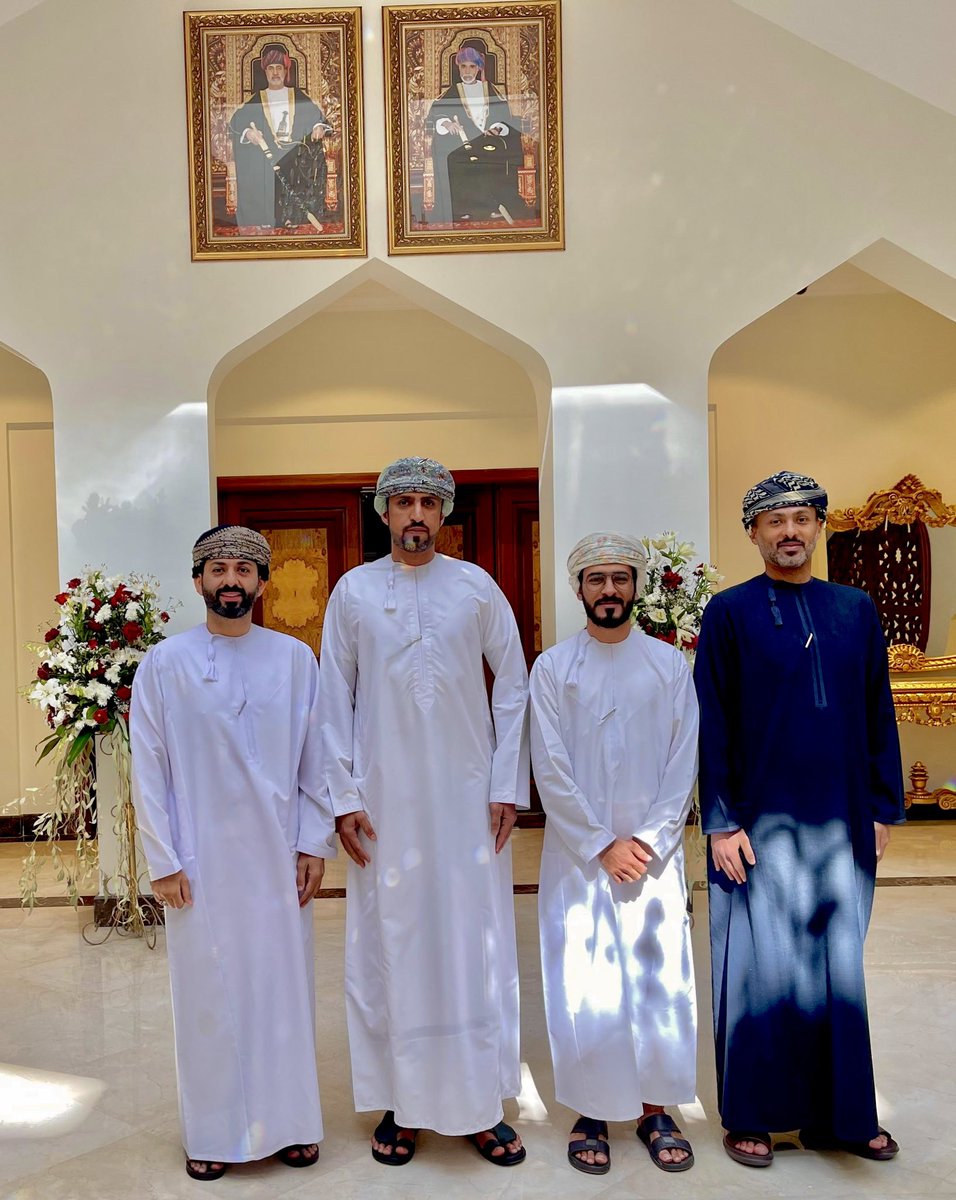 التقى المستشار سيف بن سعيد الشملي نائب رئيس البعثة بالفاضل سلطان بن ناصر العامري الرئيس التنفيذي لتطبيق ترجمة لغة الاشارة العماني SB، والشريك المؤسس لمعهد التواصل للتدريب برفقة مترجم لغة الإشارة الفاضل يحيى البراشدي.