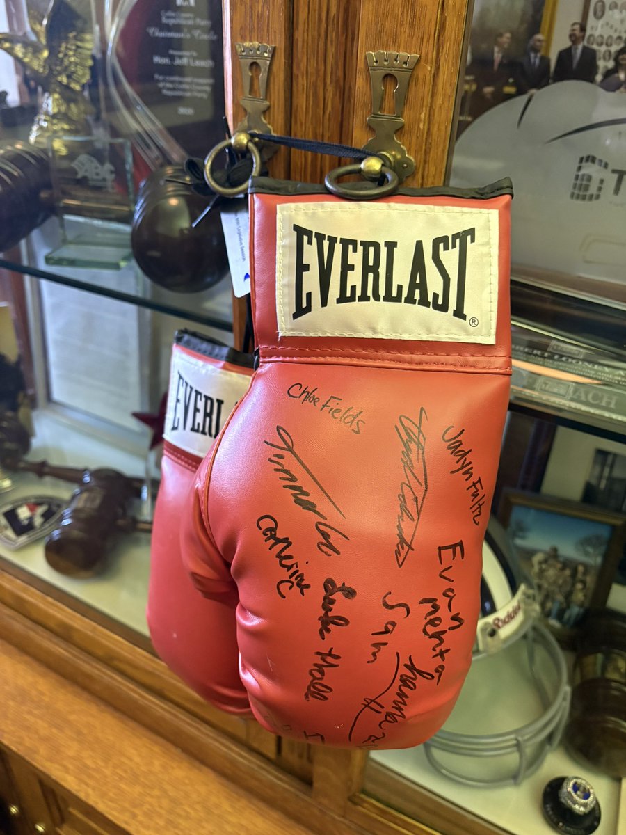 Wonderful meeting this morning with Hannah Mehta and Terri Carriker of Protect TX Fragile Kids, a great organization focused on advocating for children with disabilites in the Lone Star State. I am proud to be one of their legislative champions — and these boxing gloves signed by