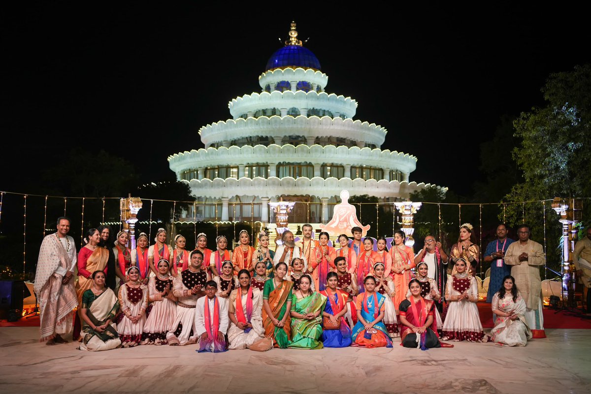 Gurudev's tweet photo. Inaugurated “Bhaav 2025”, a grand 4-day cultural summit celebrating the fusion of performing arts and spirituality, in the presence of legendary artists and Padma awardees from across India.

@WFACofficial https://t.co/klr7AX5loL