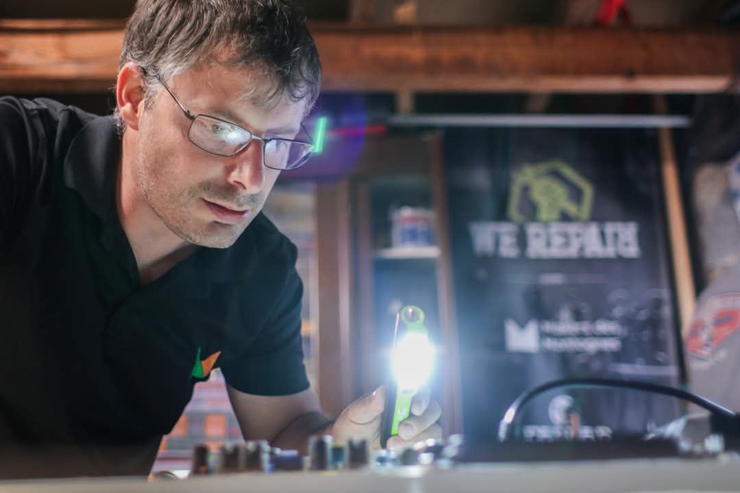 Notre prochain repair'café c'est samedi à Manzat. 
Partage apprécié :) 
Faites un tour sur notre site web pour plus d'info 
makersdesmontagnes.eu/repair-cafe/