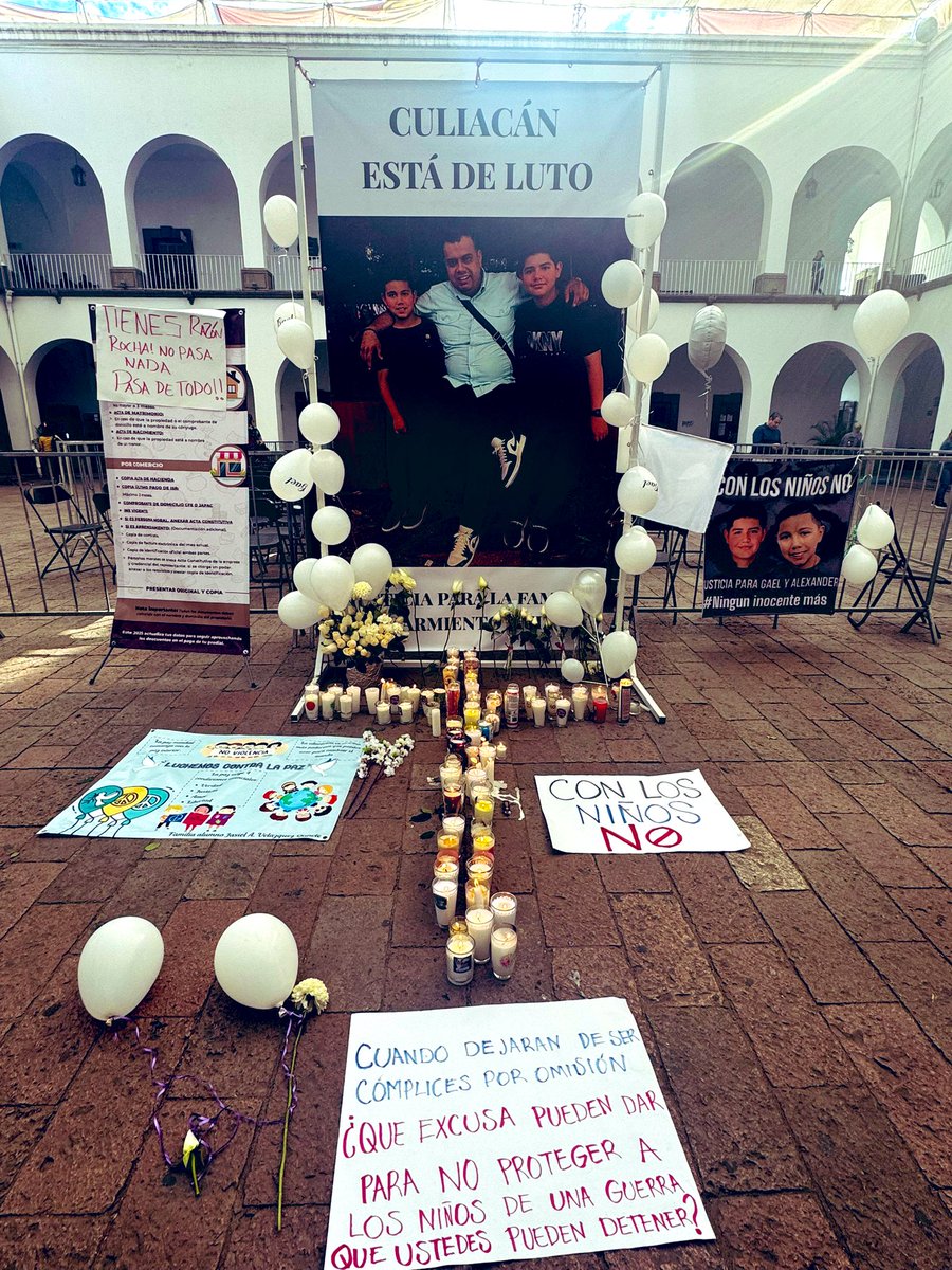 AdrianLopezMX's tweet photo. Día 137: es jueves 23 de enero de 2025 en Culiacán. 

Hoy es un día más complicado de lo normal: la marcha por el asesinato de Antonio y sus 2 hijos protestó contra el gobernador y dejó su imagen en el patio del @AyuntamientoCLN.

No es menor. La indignación se hizo sentir. https://t.co/qGj7bmWOp6