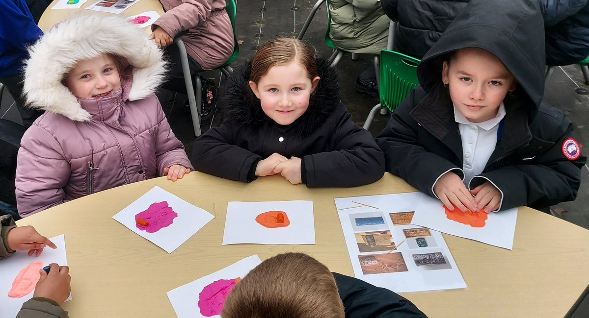 rootstofruit202's tweet photo. Y3 @fourdwellingspa investigate Indus Valley Civilisations.
Cylinder seals proved ownership of property.  The cylinder would be worn as jewellery &amp; then held against any item bearing the same imprint.
Every child carved their own, unique design &amp; rolled them in clay.
@MrsM_Court https://t.co/gxluePjh4d