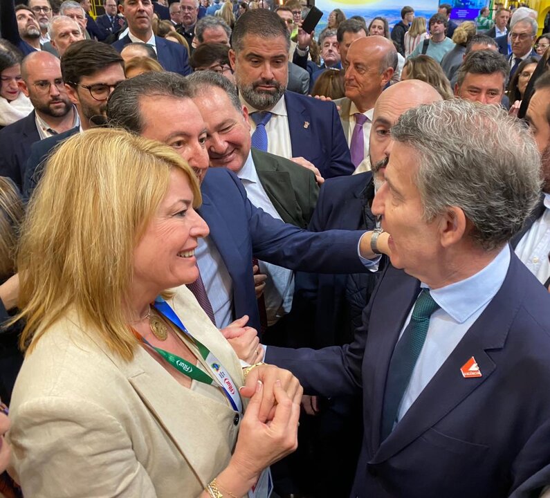 PSOEHuelvaCap's tweet photo. 24 horas después de votar contra el decreto del Gobierno, Feijóo celebra con Pilar Miranda este castigo a miles de onubenses que supone:

❌ Congelar las pensiones
❌ Eliminar ayudas al transporte 
❌ Menos dinero para nuestro Ayuntamiento 
❌ No subir el Ingreso Mínimo Vital https://t.co/iV1LfVGpyJ