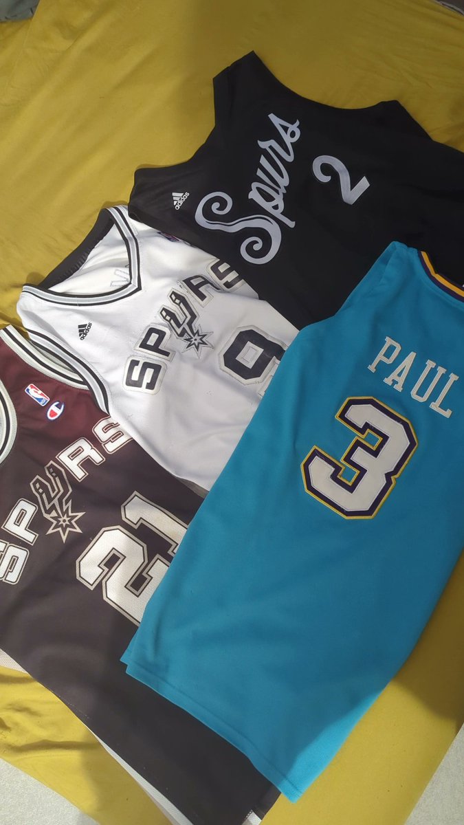 karimalex_'s tweet image. Quel maillot mettre pour ce soir❓🤔

(Spoiler : je ne vais évidemment pas mettre celui de Kawhi)

#GoSpursGo #SpursNation #NBA #NBAParisGames2025
