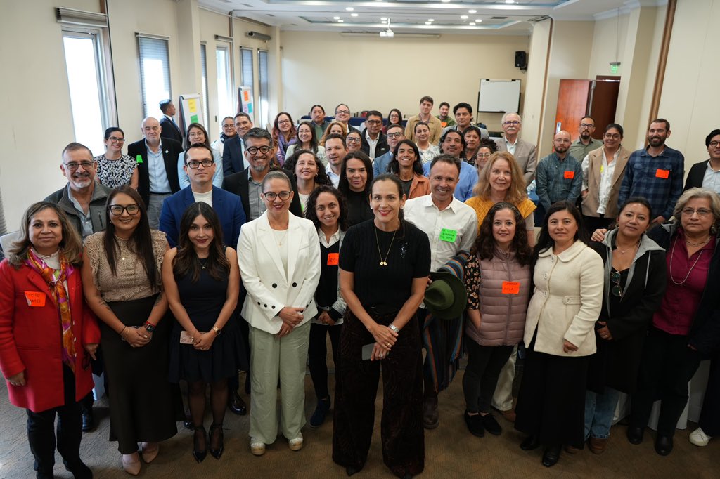EcuadorMAE's tweet photo. 🚨Hoy, la ministra @inesmanzano lideró el "I Encuentro de Organizaciones No Gubernamentales del sector ambiental y @Ambiente_Ec".  Un espacio para fortalecer alianzas interinstitucionales 🤝 y compartir experiencias en favor de la conservación del #PatrimonioNatural 🌱💦🐢🐾 https://t.co/zAJIoIvVFI