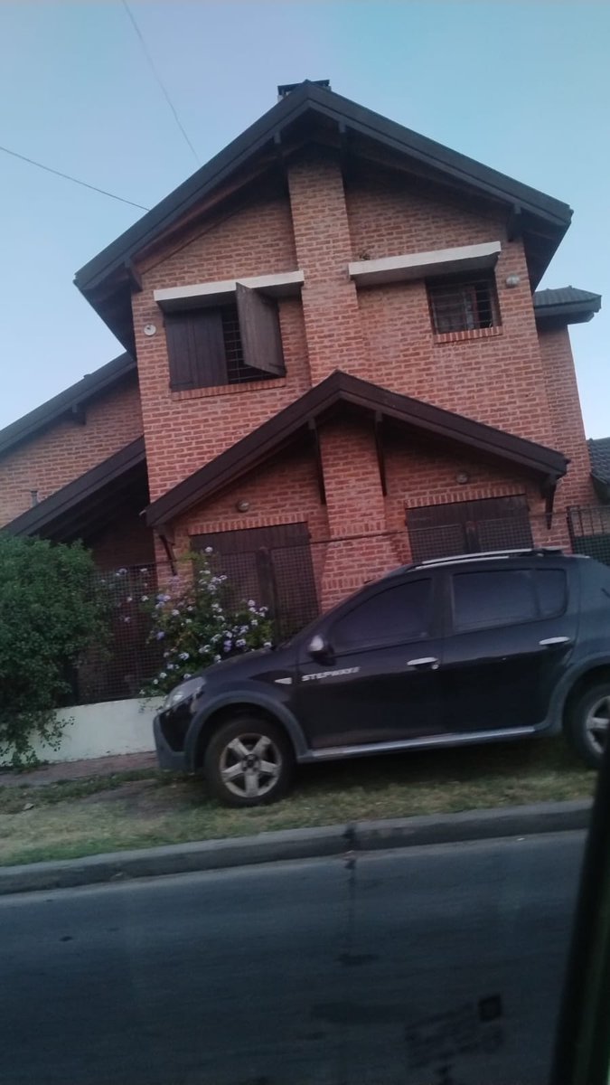LauCab's tweet photo. Con un amigo descubrimos que ambos tenemos pareidolia, el mambo ese de ver caras en objetos. Desde ese momento nos compartimos fotos. Dejo algunas. Si quieren pueden compartir sus "caras en cosas". https://t.co/0FiO4Nuuv8
