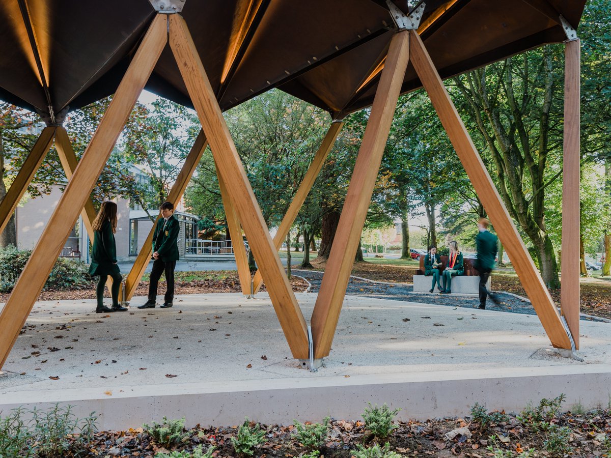 ArchitectureNI's tweet image. Check out one of the feature articles in the most recent issue of Perspective Magazine.

Take a closer look at the new Friends&apos; Pavilion at Friends&apos; School Lisburn by Studio idir.

Read the full article by Kari Simpson here: rsua.org.uk/a-case-study-o….

Photography by Joe Laverty.