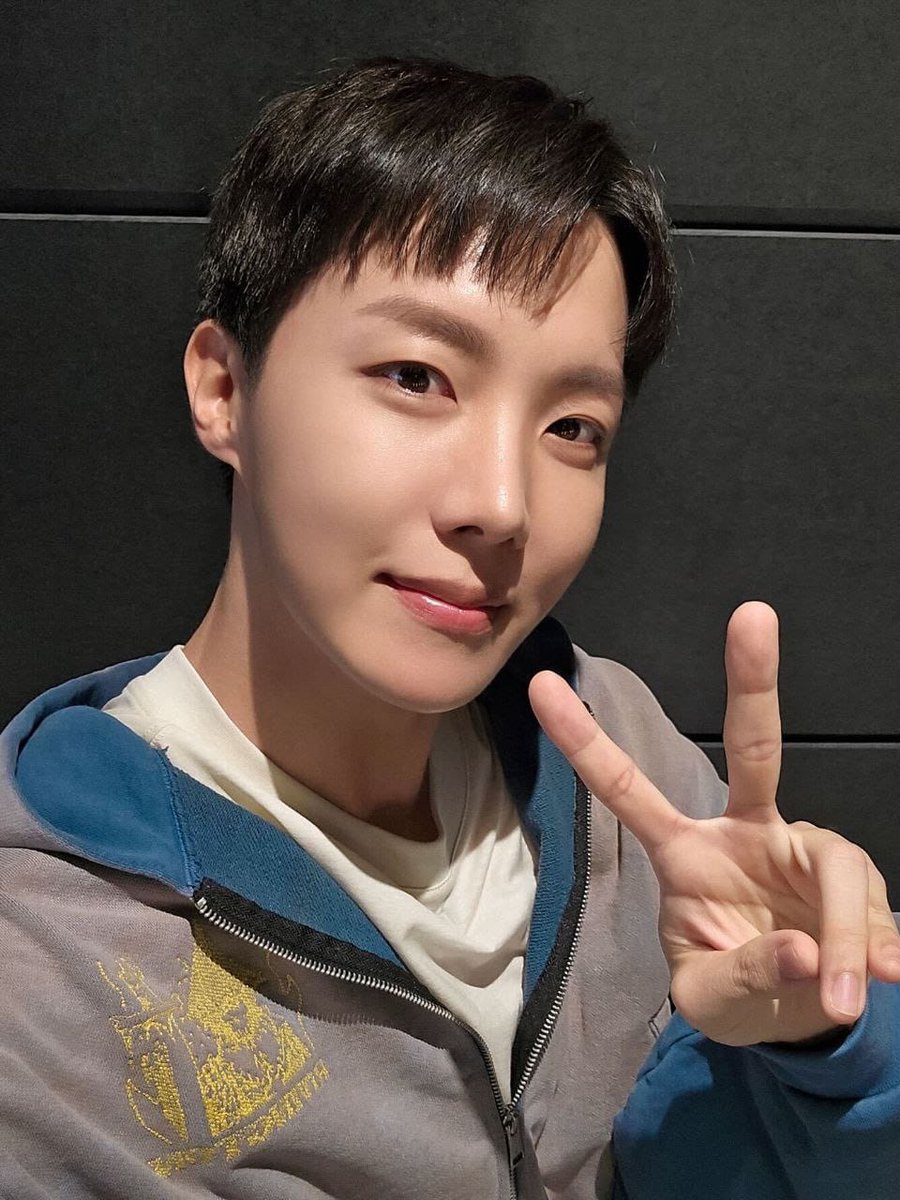 MartonaFS8804's tweet photo. El Sol sale en París esta noche 🥰💜
LE PRINCE J-HOPE AU GALA 
J-HOPE AT LE GALA DES PIÈCES JAUNES 
#jhope_at_GalaDesPiècesJaunes
#GalaDesPiècesJaunes
#jhope_in_paris
#jhope https://t.co/ElK0HfJUUi