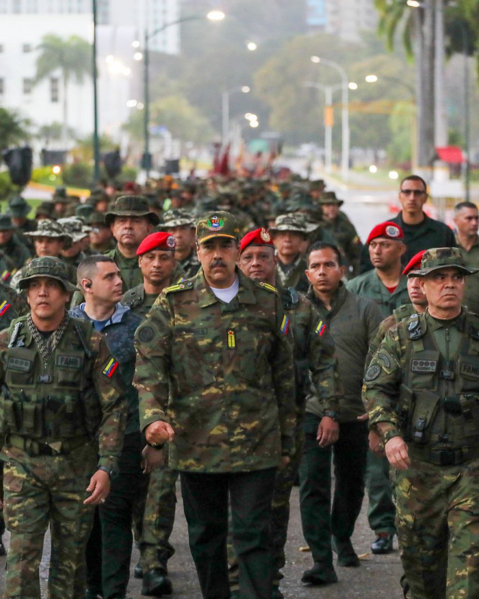 NoticiasPsuv_'s tweet photo. Dimos inicio al primer Ejercicio Popular, Militar y Policial "Escudo Bolivariano 2025" para garantizar la Paz, la libertad y la democracia verdadera en poderosa fusión.

✔️ Activamos la ODDI Nacional, en todos los estados, municipios y parroquias, y debe llegar a los circuitos comunales.
✔️ Venezuela ha tenido amplio éxito en derrotar y desmembrar los grupos delincuenciales generadores de violencia.
✔️ Tenemos que seguir desarrollando la capacidad de reacción inmediata para defender lo más sagrado: la independencia y la soberanía.
✔️ Todo el apoyo a la población que ha sido desplazada hacia Venezuela por la guerra de Colombia. 
✔️ 80 años después de la Gran Guerra Patria, desde Venezuela decimos: la batalla es la misma y la victoria esta vez será más grande contra las corrientes nazifascistas.
✔️ En el marco del primer Ejercicio Popular, Militar y Policial “Escudo Bolivariano 2025”, activamos la tercera T; La paz, seguridad e integridad territorial.

¡Hombres y mujeres patriotas si queremos la Paz sigamos defendiendola, construyéndola cada quien desde su frente!

@NicolasMaduro @vladimirpadrino @dcabellor @PrensaFANB @VTVcanal8 @VNVenezuelanews @Mippcivzla @ConElMazoDando