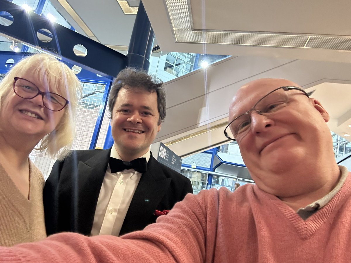 andythebaggie's tweet photo. Fantastic to chat to the awesome @grosvenorpiano after an epic performances of Mendelssohn 1st piano concerto with the @TheCBSO  🎹🎼🙌🏻 https://t.co/pfJ2FG1KdF