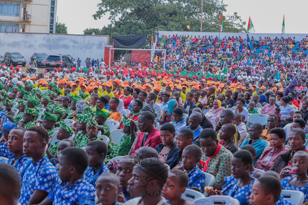CnddFdd's tweet photo. Ku musi wa mbere w’Igikorane mpuzamadini co gukengurukira Imana catunganijwe n’Umugambwe @CnddFdd, Nyenicubahiro @GeneralNeva yasavye Abagumyabanga kwibuka no kuzirikana ingene Imana yarokoye Uburundi, ngo bibabere ikimenyetso c’intahava ko “hamwe n’Imana, vyose birashoboka”. https://t.co/n8Cf7HTPYf