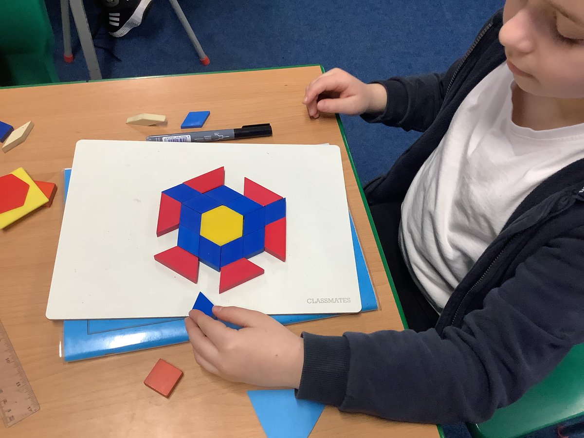 RayLodgePrimary's tweet photo. Parallel and perpendicular lines, acute, obtuse and right angles in 2D shapes. Lots of exploration and discussion on vertices, regular and irregular polygons in Year 4 maths today. #mathsmastery #problemsolving #RLPS https://t.co/NVSCXyvKsZ