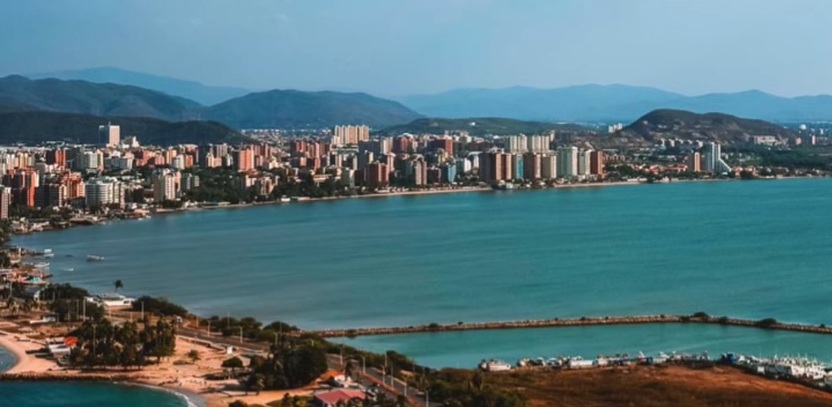 Luisemartinezh's tweet image. 33 aniversario de la creación del municipio Diego Bautista Urbaneja #Lechería #Anzoátegui.

Por más de 10 años @LarissaGonzale6 y yo residimos y trabajamos en tan hermosa ciudad oriental. Allí crecieron nuestros hijos entre gente maravillosa que siempre tenemos presente.