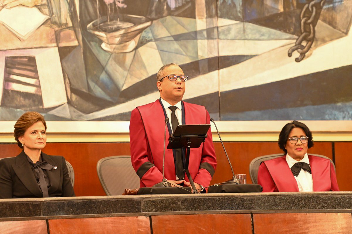 Pachecoalfredoo's tweet photo. Estuve participando junto a @RaquelPenaVice vicepresidenta de la República y @ricardodlsanto3, presidente del Senado, en la Audiencia Solemne de Rendición de Cuentas, del presidente del @TribunalConstRD, @NapoleonEstevez, en el marco de su décimo tercer aniversario, a quien felicito por su intervención donde se compromete a avanzar con unidad para garantizar la eficacia constitucional.