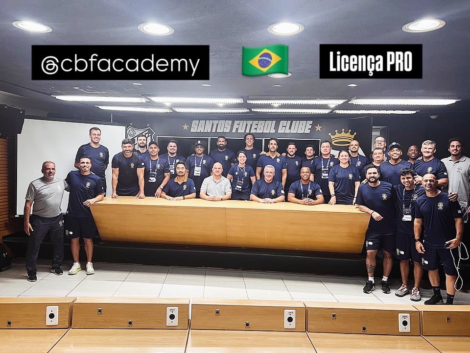 FernandoJubero's tweet photo. De nuevo fué un gran privilegio poder participar como profesor de la licencia CBF PRO de la @cbfacademy que por primera vez en la historia se realizó en Santos, alumnos con mucho nivel y con un gran futuro por delante . Buena suerte a todos 🇧🇷⚽️. https://t.co/PKJ5C9d7Ol