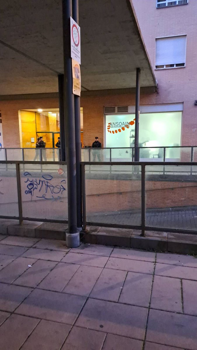 GedarLangileKZ's tweet image. ⚠️ Desokupak Antsoainen, Plaza Berria inguruan. Badirudi etxegabetze bat gauzatu dutela jadanik, etxe baten barruan baitaude.

Foruzaingoa kanpoaldean ari da desokupak babesten. Parean, hainbat lagun protesta egiten ari dira.