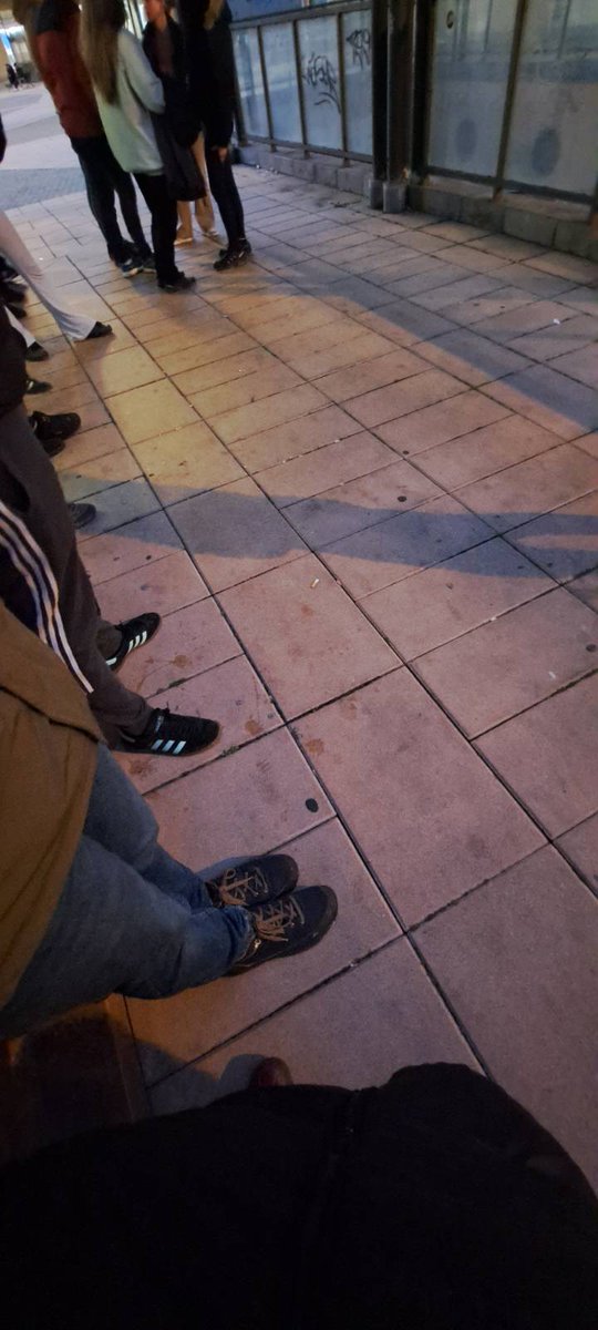 GedarLangileKZ's tweet image. ⚠️ Desokupak Antsoainen, Plaza Berria inguruan. Badirudi etxegabetze bat gauzatu dutela jadanik, etxe baten barruan baitaude.

Foruzaingoa kanpoaldean ari da desokupak babesten. Parean, hainbat lagun protesta egiten ari dira.