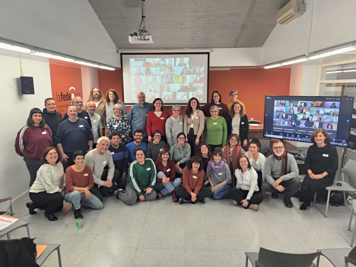 Lafedecat's tweet photo. @jordigusi @TandemSocial Acabem amb foto de família. Més de 70 organitzacions presents. Gràcies, seguim! 
#Assembleafede
#Assebleafede2025 https://t.co/COViVdz2CK