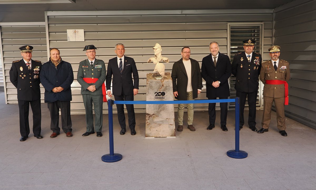 Hoy, se ha rendido un merecido homenaje a los agentes jubilados en 2024, en el acto celebrado en la Comisaria de Valladolid con motivo del 201 Aniversario de la creación de la <a href="/policia/">Policía Nacional</a>. 

La Policía Nacional es un ejemplo de trabajo y sacrificio al servicio de España.