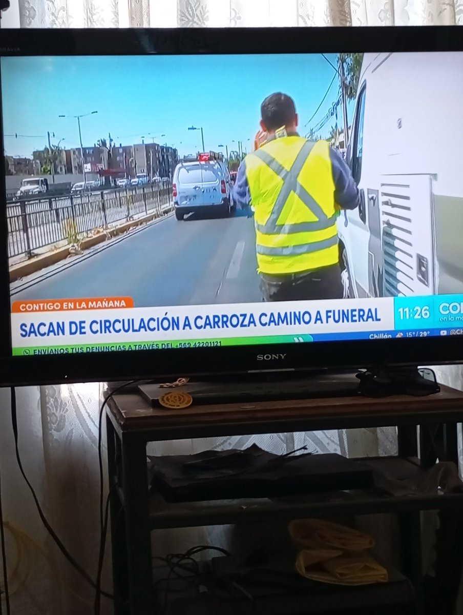 MayraNataly18's tweet photo. @chilevision que vergüenza carabineros fiscalizando sin criterio!! Cómo es posible que se peloteen tanto a un caballero que va a realizar un servicio fúnebre #ContigoCHV https://t.co/nZgIsxIHvD