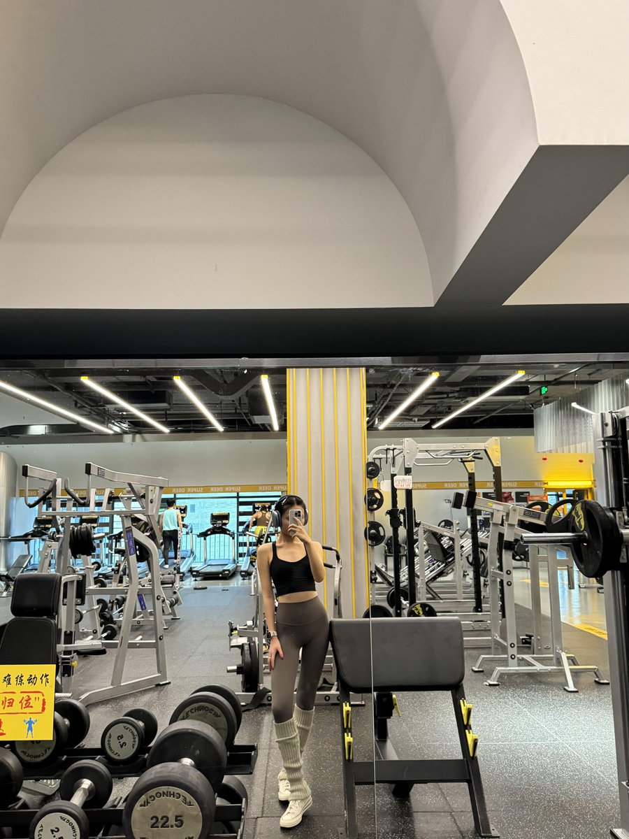 annaolinei's tweet image. Working out in the morning isn't just about sweat, it's about sharing health and laughter with your friends." 🤝 🏋️‍♀️ 😂