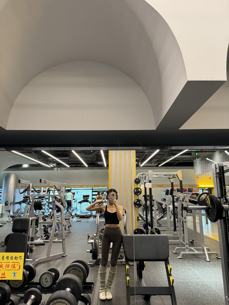 annaolinei's tweet image. Working out in the morning isn't just about sweat, it's about sharing health and laughter with your friends." 🤝 🏋️‍♀️ 😂