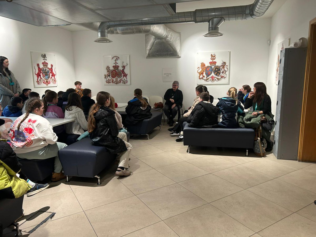 ygglonlas's tweet image. Ymweliad Bl6 â’r Senedd. Diolch yn fawr i @carolynharris24 am ddod i gwrdd â ni ac am gynnal sesiwn cwestiwn ac ateb.
Year 6’s visit to Parliament. Thank you very much to Carolyn Harris MP for coming to meet us and for the valuable question and answer session.