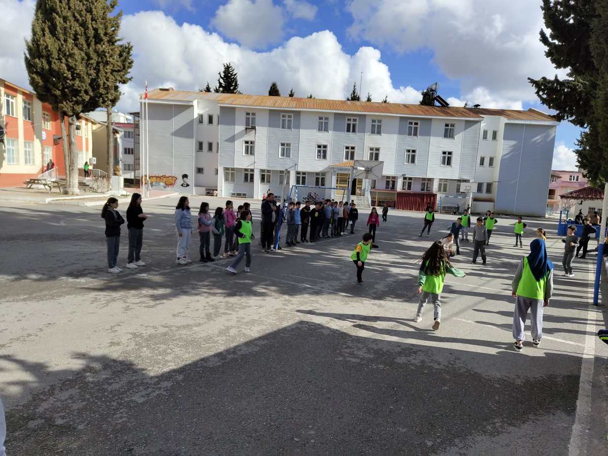 Çocuklar oynuyor⛹️ 
Dönem Sonu Faaliyet Haftası #MEBFestival
<a href="/fazilet_durmus/">Fazilet Öğretmen 🇹🇷</a> 
<a href="/yusufziyayakti/">Yusuf Ziya Yaktı</a> 
<a href="/h_kadim33/">Hüseyin KADİM</a> 
<a href="/GulnarMEM/">Gülnar İlçe Millî Eğitim Müdürlüğü</a>