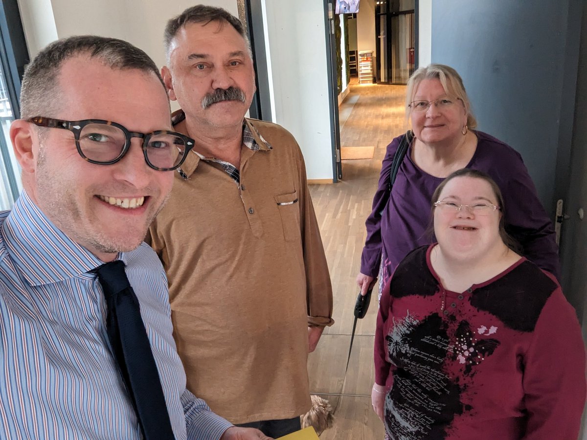 jreichelt's tweet image. Zu Gast bei NIUS: Der Mann, der dafür gesorgt hat, dass beim Wort "Schwachkopf" das ganze Land an Robert Habeck denkt. Bis heute versuchen die Grünen, Stefan Niehoff und seine Familie fertig zu machen. In Talkshows verbreiten sie Lügen über ihn, um so zu tun, als hätte Habeck mit…