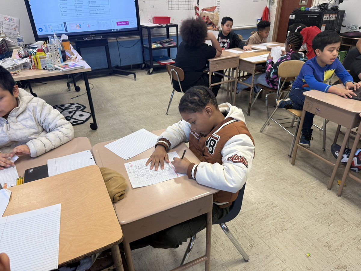 ErniePyle90's tweet photo. Third graders in Mrs. Ekanemโs class are working on writing paragraphs. #PassportToLearning
#WatchUsWork https://t.co/JHl5sbhU2o