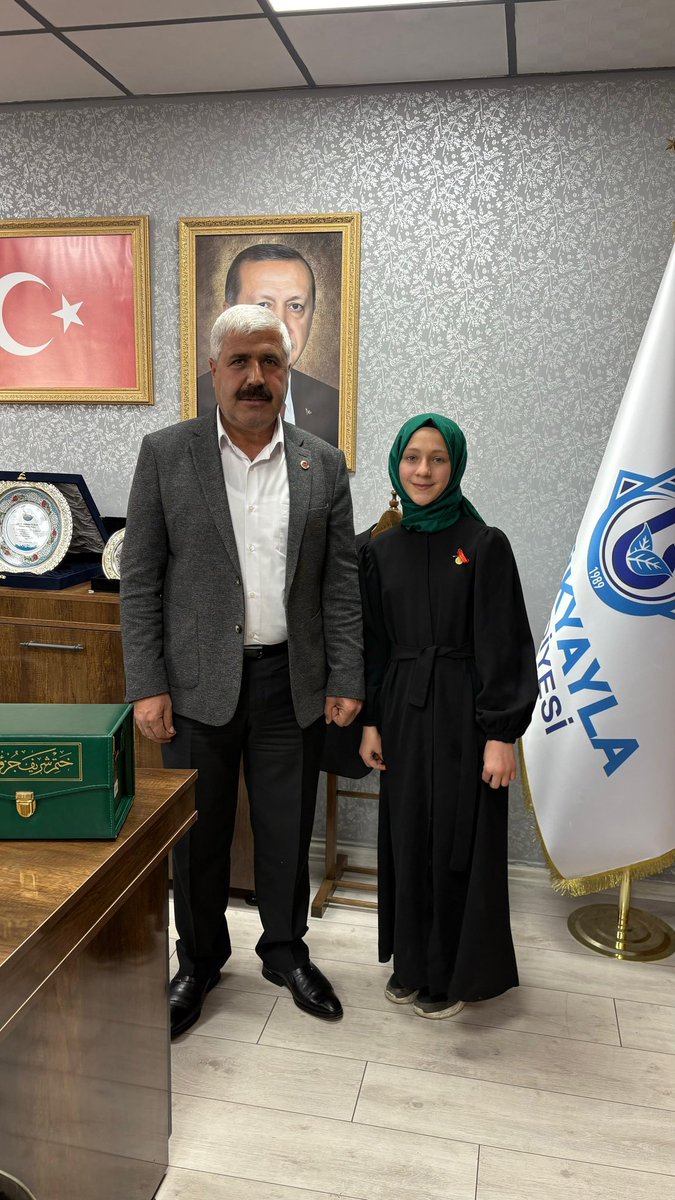 BskMehmetTuran's tweet photo. “Genç Nida" Kuran-ı Kerim'i Güzel Okuma Yarışması il finalinde, il birinciliğini kazanan Canan Tosun'u, ailesini ve öğretmenlerinizi belediyemizde ağırlamaktan gurur duyduk.

Sevgili kızımıza, Kuran-ı Kerim Hatim Cüzü ve altın hediyemizi takdim ederek başarısını kutladık. https://t.co/IYbab6r48p