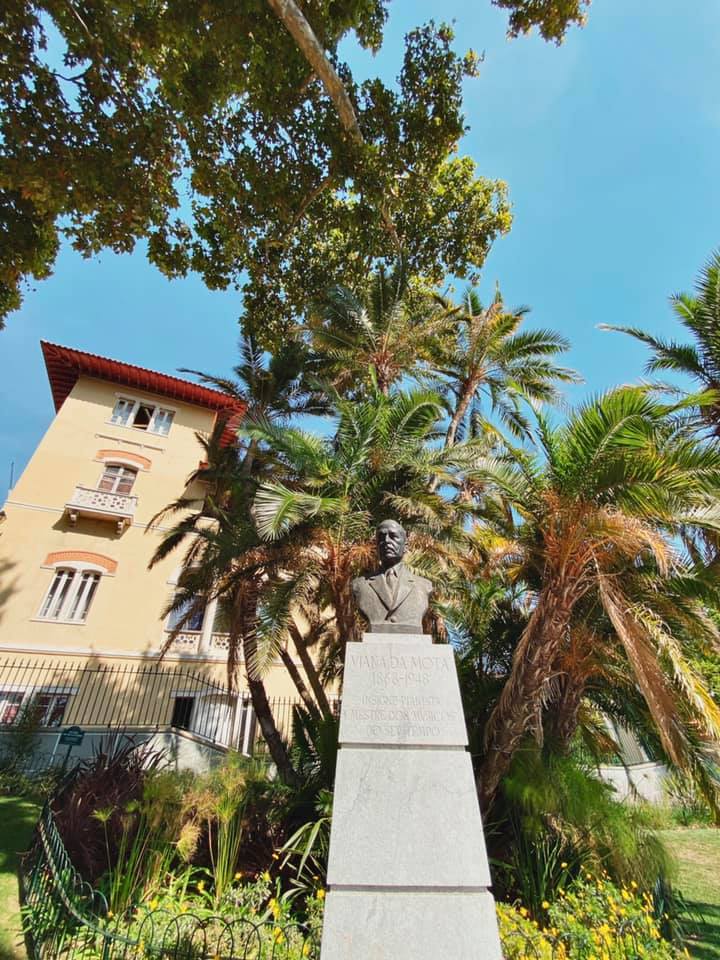 #Lisbon #greencity #gardens #placestovisit 🏘️🌿🌼 One of Lisbon's best views sits on top of the Santana Hill, in the quaint Jardim do Torel. Filled with crane flowers, agapanthus, vines and large trees that provide refreshing shade, its clear and blue lakes and the iron gazebo