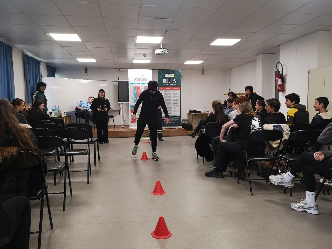 LyceeBalagne's tweet photo. Journée de prévention sécurité routière lundi 13 Janvier auprès des élèves de seconde @LyceeBalagne
Plusieurs intervenants sont venus sensibiliser les élèves, la prévention MAIF, l'association un vélo une vie, l'association Phyros et les gendarmes de proximité. @accorse https://t.co/pa67CAQK5v