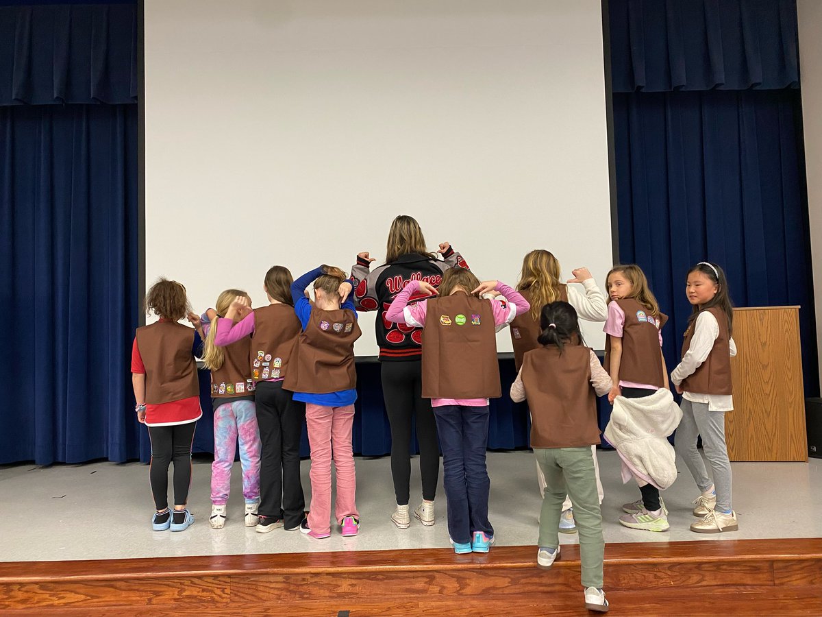 Senior lifter <a href="/reesewallace20/">reese wallace</a> spoke to the Girl Scouts last night about the importance of girls in sports. They compared patches after 😂 #RoleModel <a href="/ChrisSmith_33/">Chris Smith</a> <a href="/lovejoyisd1/">Lovejoy ISD</a> <a href="/Lovejoy_HS/">Lovejoy High School</a>