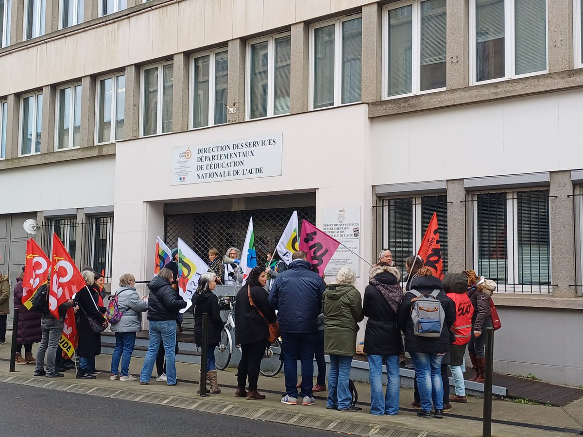 Mobilisation à #Carcassonne devant la DSDEN pour faire entendre les revendications des #AESH : un vrai métier, un vrai statut, un vrai salaire !