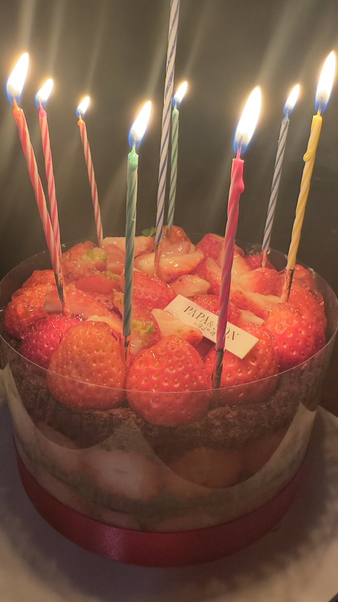 백현아 나 오늘 생일이야ㅑ!! 겅부한다고 하루종일 러셀에 갇혀 있었지만 친구들이랑 가족들이 엄청 축하해줘서 기쁘게 보냈어! 백현이두 오늘 재밌게 마무리해!! 백현이가 좋아하는 딸기 보구 가ㅏ