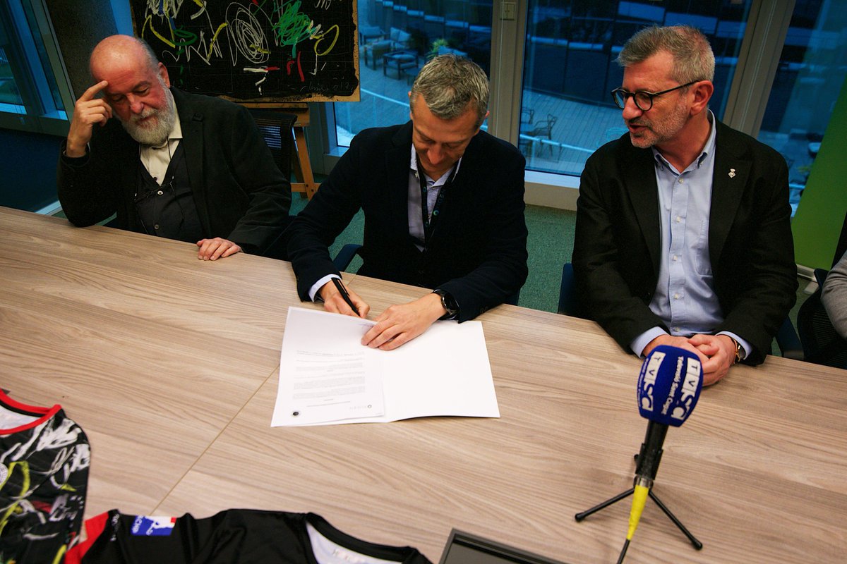 🏑 L'empresa santcugatenca Oxigen Data Center, nou espònsor principal del <a href="/phcsantcugat/">Solideo Patí Hoquei Club Sant Cugat</a> !

🔗 tuit.cat/nrsoB .

#SantCugat <a href="/mimabo58/">Miquel Martinez Borda</a> <a href="/salaricu/">Albert Salarich</a> <a href="/CortesXavier/">Xavier Cortés Morros</a> <a href="/manelis01/">MANEL GONZALEZ</a> <a href="/ajsantcugat/">Aj. Sant Cugat</a> <a href="/josepmvalles/">Josep Maria Vallès</a> <a href="/EloiRovira/">Eloi Rovira i Campos</a> <a href="/oscargr5/">Oscar González</a> <a href="/borja_2f/">Borja FF</a> <a href="/DAVIDSALVATIER2/">David Salvatierra</a> <a href="/CarullaPol/">Pol Carulla</a> <a href="/FCPatinatge/">FCPatinatge</a>