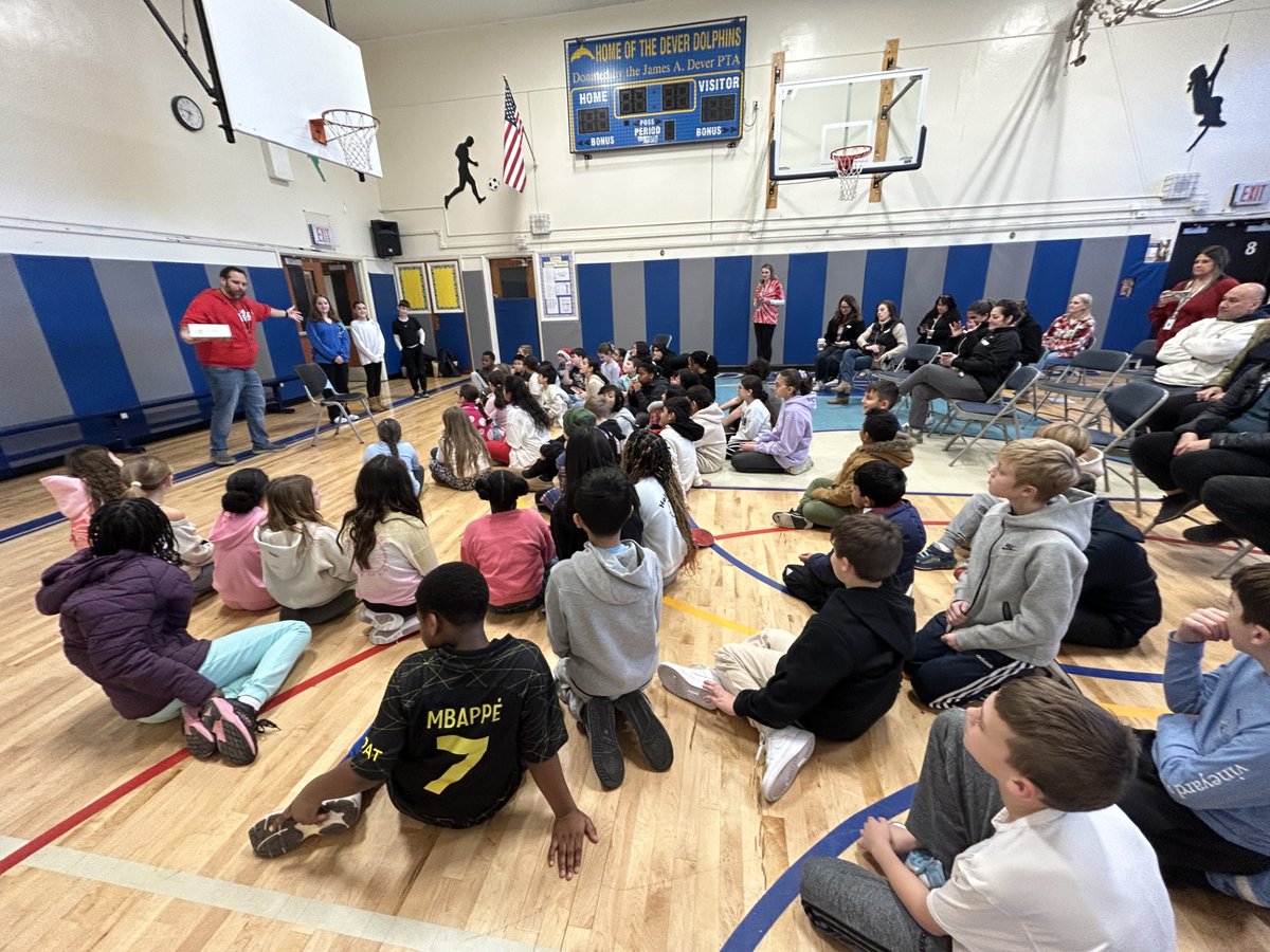 On Tuesday Dever students, staff and families participated in our literacy event.  A fun time was had by all doing our craft and reading  the book, Share Some Kindness Bring Some Light