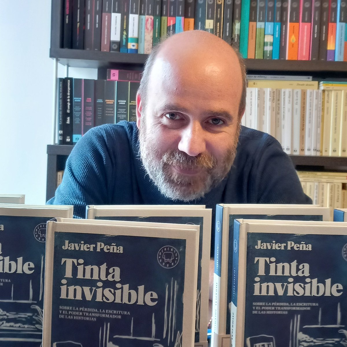 javierpenalopez's tweet image. Hoy Tinta invisible cumple tres meses, la edad de jubilación de los libros en el mundo editorial actual. Pero Tinta es hermano de Grandes Infelices y cree ciegamente en el boca a boca.
Gracias infinitas a todos los que ya lo habéis leído, regalado y recomendado.