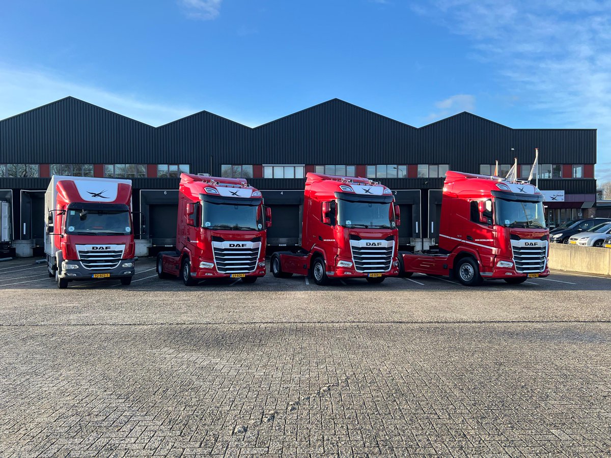 Met trots mooie voertuigen mogen leveren aan De Zwaluw Transport/Warehouse: 3x een DAF XF en 1x een DAF XB Bakwagen💥

Wij wensen alle chauffeurs namens Truckland veel plezierige kilometers toe!🚛

#DAFNederland #Truckland #DAFXF #DAFXB