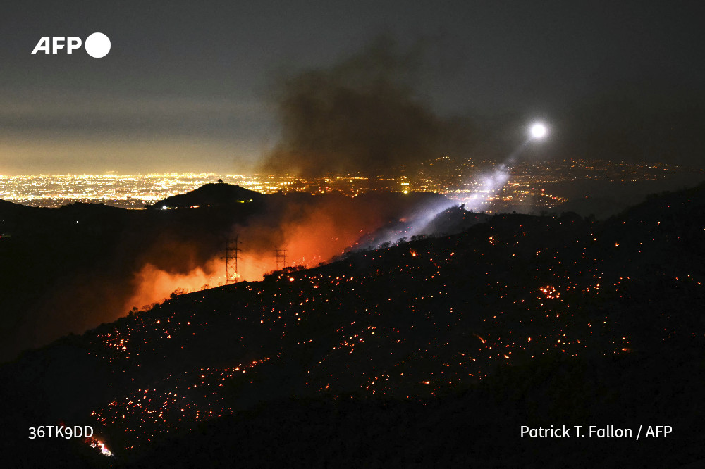 afpfr's tweet photo. 🎧 Los Angeles brûle : des quartiers ravagés, plus de 12.000 bâtiments détruits et au moins 25 morts. Les incendies attisés par les vents d’hiver ravagent la ville. Le podcast #SurleFil vous emmène en Californie avec @gclarenne, journaliste de l'#AFP à Los Angeles.
➡️  https://t.co/ArYRpuwyh0