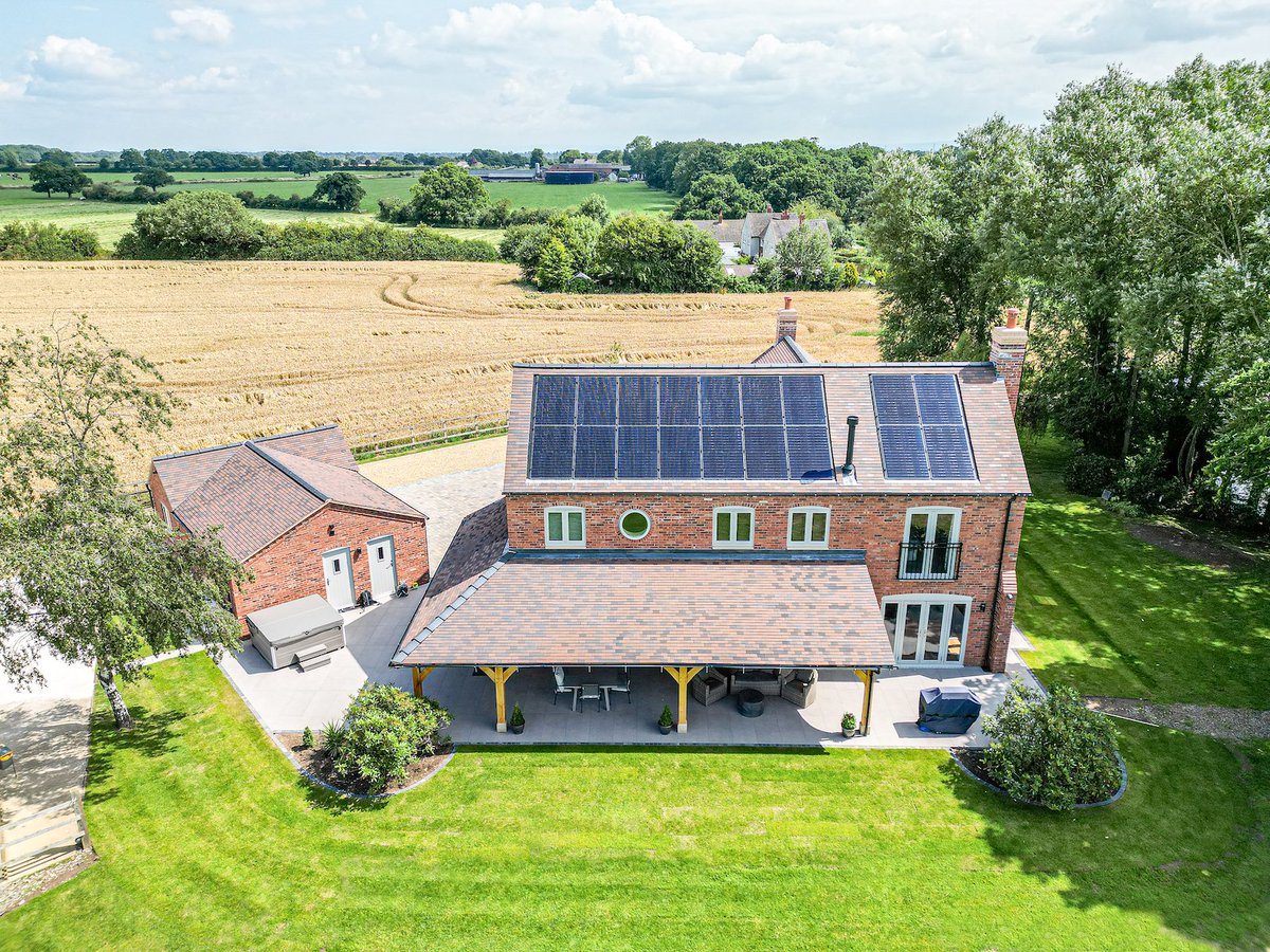 What is a replacement dwelling? Find out about one client’s experiences of demolishing an old, dated house and replacing it with an incredible ‘forever home’ cbhomes.co.uk/wp-content/upl…