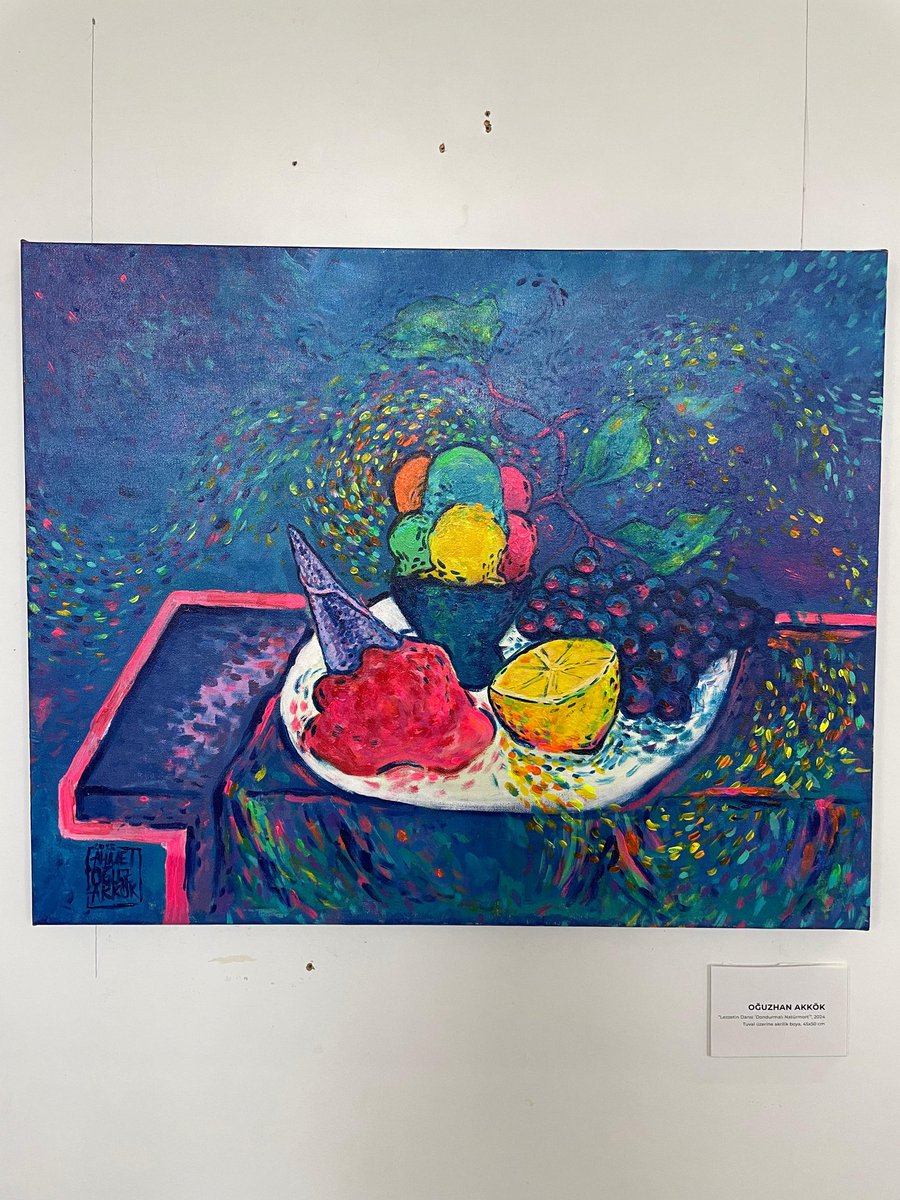 2025'e yeterince karanlık ve gri olan dünyamıza renklerimle daha çok saldırma dileğiyle girmiştim. Devamıda, başlangıcı gibi olsun. Nice sergilerde, nice çizgilerde, renk rüzgarlarıyla daha çok esmek dileğiyle. 🌟🍇 
Lezzet Dansı "Dondurmalı Natürmort" 45x50, tüab
