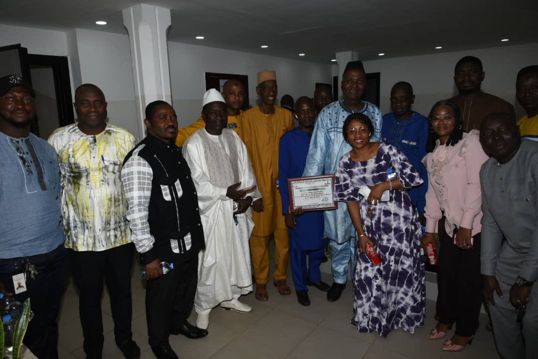 𝐋𝐞 𝐬𝐲𝐧𝐝𝐢𝐜𝐚𝐭 𝐝𝐞 𝐥𝐚 P𝐫𝐞́𝐬𝐢𝐝𝐞𝐧𝐜𝐞 𝐝𝐞 𝐥𝐚 R𝐞́𝐩𝐮𝐛𝐥𝐢𝐪𝐮𝐞 𝐝𝐞́𝐜𝐞𝐫𝐧𝐞 𝐮𝐧 𝐬𝐚𝐭𝐢𝐬𝐟𝐞𝐜𝐢𝐭 𝐚𝐮 S𝐞𝐜𝐫𝐞́𝐭𝐚𝐢𝐫𝐞 E𝐱𝐞́𝐜𝐮𝐭𝐢𝐟 𝐝𝐞 𝐥’ 𝐀𝐍𝐋𝐂-𝐏𝐁𝐆

#ANLC_PBG #CNRD #LutteContreLaCorruption #BonneGouvernance #Guinee