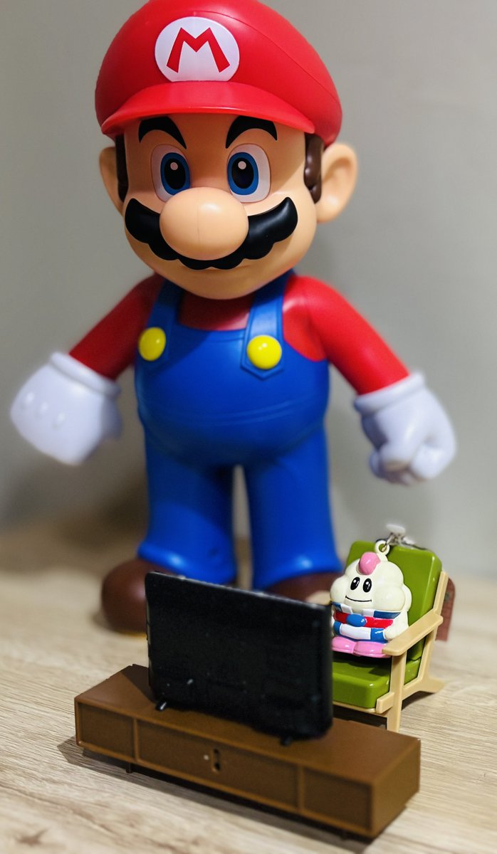 マロ「デカ盛りイチゴパフェですって！巨大マリオさん！一緒に食べにいきましょうよ！」
巨大マリオ「……………………。」