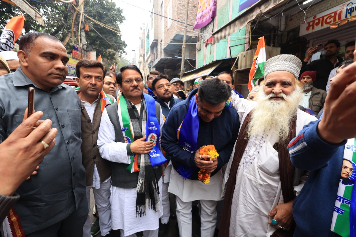 RajeshLilothia's tweet photo. सीमापुरी विधानसभा हेतु तन, मन व जीवन समर्पण के भाव के साथ जनाशीष की कामना से नामांकन पत्र दाखिल किया।

क्षेत्र व हर नेत्र में दिखे प्रेम, समर्थन, सहयोग, सद्भाव व स्नेह का कोटि-कोटि आभार।
#rajeshlilothia 
#rajeshlilothia4seemapuri 
#delhielection2025 https://t.co/XbeT4NYqKq